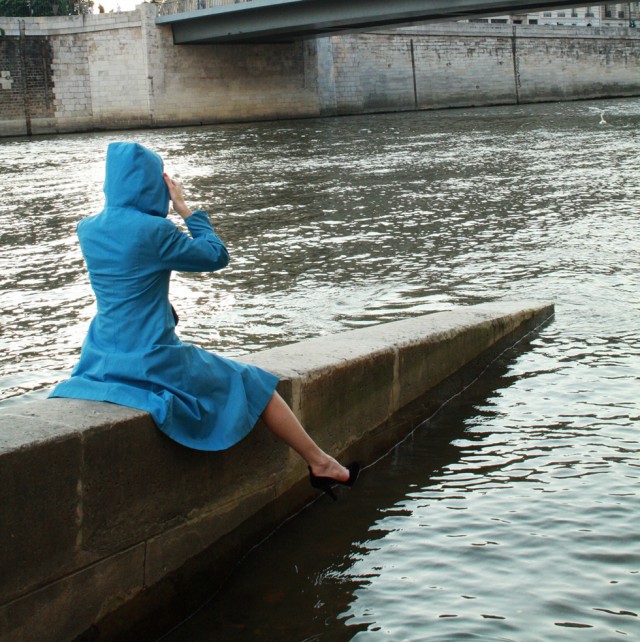 Trench-bleu-turquoise-sur-les-quais-de-seine