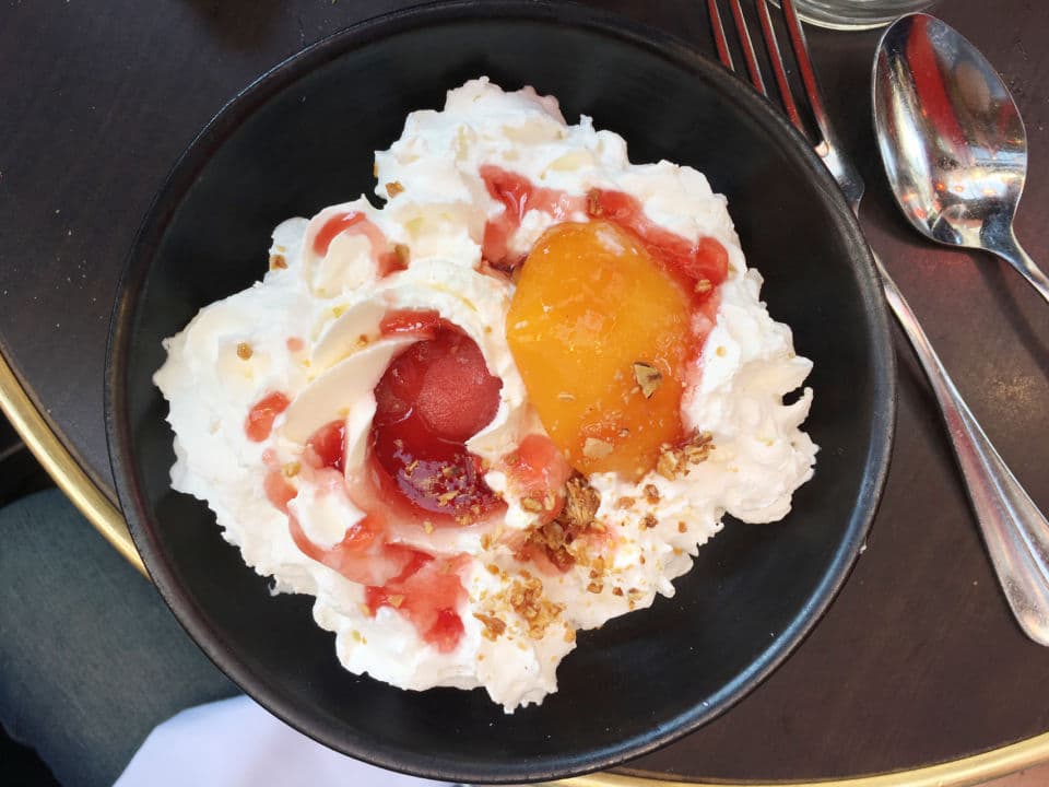 Le vacherin façon fraise melba du Comptoir du Relais Saint Germain