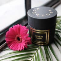 ne bougie parfumée à l'odeur chaude et sensuelle