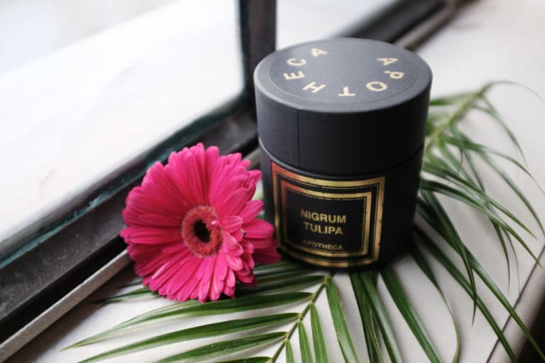 ne bougie parfumée à l'odeur chaude et sensuelle